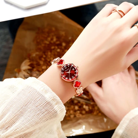 The new Four-leaf Clover women's bracelet watch with a small dial, a niche and light luxury calendar, is waterproof and a luxurious bestseller for women The new Four-leaf Clover women's bracelet watch with a small dial, a niche and light luxury calendar, is waterproof and a luxurious bestseller for women